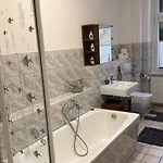 Moderne Direkt Am Bahnhof Gelegen Lägenhet *